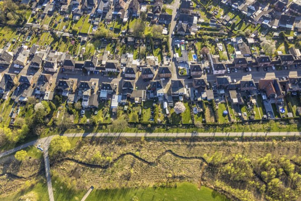 Aerial view, Auenpark and Selmer Bach with green area, residential area Grüner Weg, bycatch, Selm, Münsterland, North Rhine-Westphalia, Germany, DE, Europe, property tax, green area, real estate, aerial view, aerial photography, aerial photography, park, overview, bird's-eye view, residential area, living and living, residential area, residential quality, residential neighbourhood, housing estate, residential area, birds-eyes view, overview