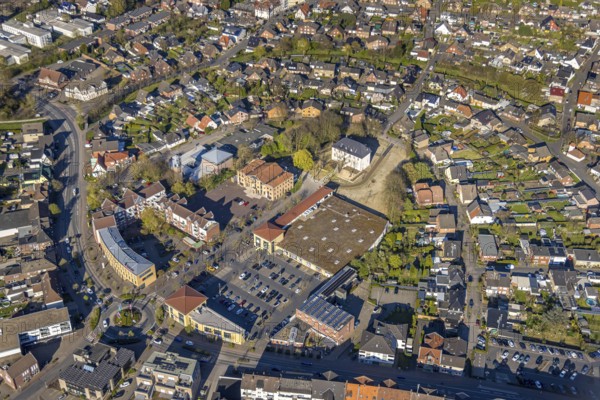 Aerial view, community centre and adult education centre VHS in the town centre, Botzlar Castle (white house), residential area local view and shopping centre with Edeka supermarket, by-catch, Selm, Münsterland, North Rhine-Westphalia, Germany, DE, Europe, property tax, real estate, aerial view, aerial photography, aerial photography, castle, overview, bird's eye view, residential area, living and life, residential area, residential quality, residential quarter, housing estate, residential district, birds-eyes view, overview