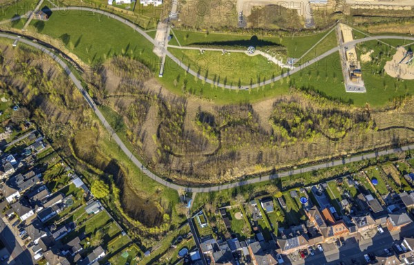 Aerial view, Auenpark and Selmer Bach with green area, residential area Grüner Weg, bycatch, Selm, Münsterland, North Rhine-Westphalia, Germany, DE, Europe, property tax, green area, real estate, aerial view, aerial photography, aerial photography, park, overview, bird's-eye view, residential area, living and living, residential area, residential quality, residential neighbourhood, housing estate, residential area, birds-eyes view, overview