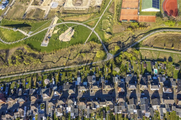 Aerial view, Auenpark and Selmer Bach with green area, residential area Grüner Weg, bycatch, Selm, Münsterland, North Rhine-Westphalia, Germany, DE, Europe, property tax, green area, real estate, aerial view, aerial photography, aerial photography, park, overview, bird's-eye view, residential area, living and living, residential area, residential quality, residential neighbourhood, housing estate, residential area, birds-eyes view, overview
