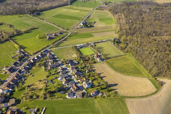 Aerial view, housing estate Immenbrock and football stadium sports field Am Kohuesholz of Grün-Schwarz Cappenberg, Cappenberg, Selm, Münsterland, North Rhine-Westphalia, Germany, DE, Europe, football field, football stadium, property tax, real estate, aerial view, aerial photography, aerial photography, sports, sports facilities, sports field, sports facility, stadium, overview, bird's eye view, housing estate, living and life, residential area, residential quality, residential neighbourhood, housing estate, residential district, birds-eyes view, overview