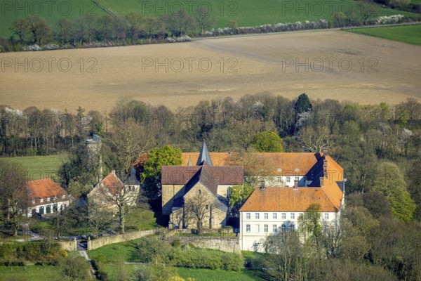 Aerial view, Cappenberg Castle, LWL Museum of Art and Culture with Catholic Collegiate Church Cappenberg Evangelist St. Johannes, Cappenberg, Selm, Münsterland, North Rhine-Westphalia, Germany, place of worship, DE, Europe, religious community, place of worship, holy place, church, parish, denomination, aerial view, aerial photography, aerial photography, religion, religious site, castle, overview, bird's eye view, birds-eyes view, overview