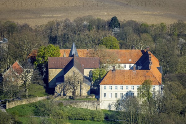 Aerial view, Cappenberg Castle, LWL Museum of Art and Culture with Catholic Collegiate Church Cappenberg Evangelist St. Johannes, Cappenberg, Selm, Münsterland, North Rhine-Westphalia, Germany, place of worship, DE, Europe, religious community, place of worship, holy place, church, parish, denomination, aerial view, aerial photography, aerial photography, religion, religious site, castle, overview, bird's eye view, birds-eyes view, overview