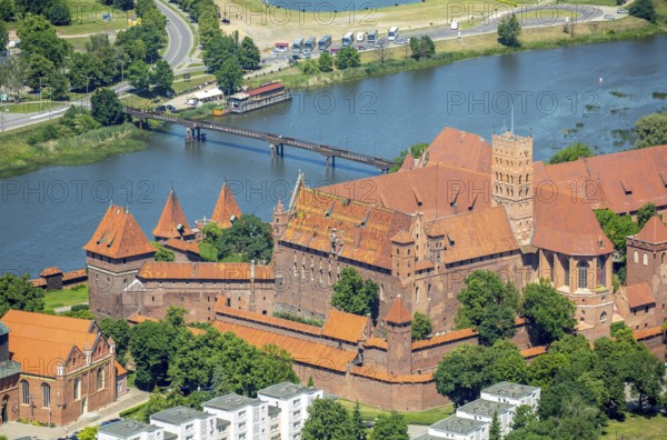 Malbork, Castle, Brick Gothic, River Nogat, City of Marienburg, Seat of the Grand Masters of the Teutonic Order, Teutonic Order State, pomorskie, Poland, Baltic Sea coast, PL, Europe, aerial view, bird's-eye view, aerial photography, overview, bird's-eye view, northern Poland