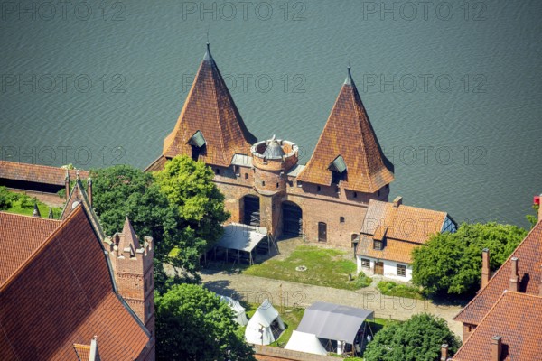 Malbork, Castle, Brick Gothic, River Nogat, City of Marienburg, Seat of the Grand Masters of the Teutonic Order, Teutonic Order State, pomorskie, Poland, Baltic Sea coast, PL, Europe, aerial view, bird's-eye view, aerial photography, overview, bird's-eye view, northern Poland