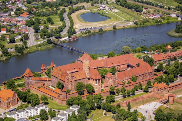 Malbork, Castle, Brick Gothic, River Nogat, City of Marienburg, Seat of the Grand Masters of the Teutonic Order, Teutonic Order State, pomorskie, Poland, Baltic Sea coast, PL, Europe, aerial view, bird's-eye view, aerial photography, overview, bird's-eye view, northern Poland