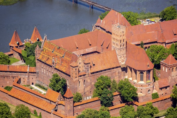 Malbork, Castle, Brick Gothic, River Nogat, City of Marienburg, Seat of the Grand Masters of the Teutonic Order, Teutonic Order State, pomorskie, Poland, Baltic Sea coast, PL, Europe, aerial view, bird's-eye view, aerial photography, overview, bird's-eye view, northern Poland