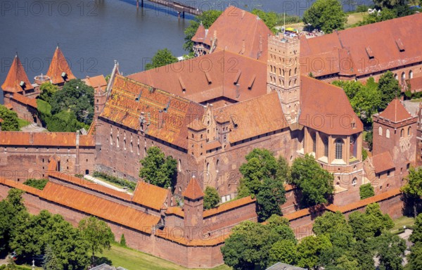 Malbork, Castle, Brick Gothic, River Nogat, City of Marienburg, Seat of the Grand Masters of the Teutonic Order, Teutonic Order State, pomorskie, Poland, Baltic Sea coast, PL, Europe, aerial view, bird's-eye view, aerial photography, overview, bird's-eye view, northern Poland