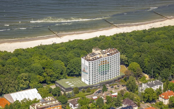 KoÅ'obrzeg, beach hotel, high-rise hotel, roof terrace, Baltic Sea coast, Województwo zachodniopomorskie, Poland, Kolobrzeg, Województwo zachodniopomorskie, PL, Europe, aerial view, birds-eyes view, aerial photography, overview, bird's eye view, northern Poland
