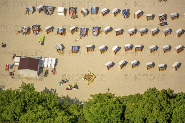 Sandy beach beach, beach chairs, KoÅ'obrzeg, Baltic Sea coast, holiday region, Województwo zachodniopomorskie, Poland, Kolobrzeg, Województwo zachodniopomorskie, PL, Europe, aerial view, birds-eyes view, aerial photography, overview, bird's eye view, northern Poland