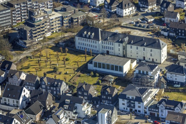 Aerial view, primary school Am Hohenstein, Protestant cemetery and war cemetery, Olpe town, Olpe, Sauerland, North Rhine-Westphalia, Germany, burial site, education, educational institution, DE, Europe, cemetery, memorial, Gottesacker, primary school, graves, burial ground, teaching institute, aerial photograph, aerial photography, aerial photography, resting place, school, overview, bird's-eye view, birds-eyes view, overview