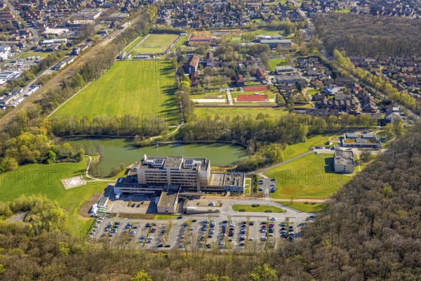 Aerial view, Hospital St. Christophorus Werne with car park, Am See, behind the grammar school St. Christophorus and housing estate Johann-Gottfried-Herder-Straße, on the right Kita Kindertageseinrichtung Tillo am Zauberwald, Werne, Ruhr area, North Rhine-Westphalia, Germany, education, educational institution, DE, Europe, healthcare, grammar school, hospital, kindergarten, clinic, hospital centre, hospital, teaching institute, aerial view, aerial photography, aerial photography, medical facility, medical aid, Münsterland, school, overview, bird's eye view, birds-eyes view, overview, medical care