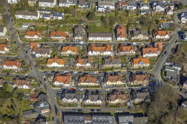 Aerial view, housing estate Stuckenholzhöhe Alt Wetter, architectural monument with red roofs between Bergstraße, Blankstraße, Bredtstraße, Trappenstraße and Stuckenholzstraße, Wetter, Ruhr area, North Rhine-Westphalia, Germany, DE, monument protection, Europe, property tax, real estate, aerial view, aerial photography, aerial photography, sight, overview, bird's-eye view, Wetter (Ruhr), housing estate, housing and living, residential area, residential buildings, housing quality, residential neighbourhood, housing estate, residential area, birds-eyes view, historical, overview
