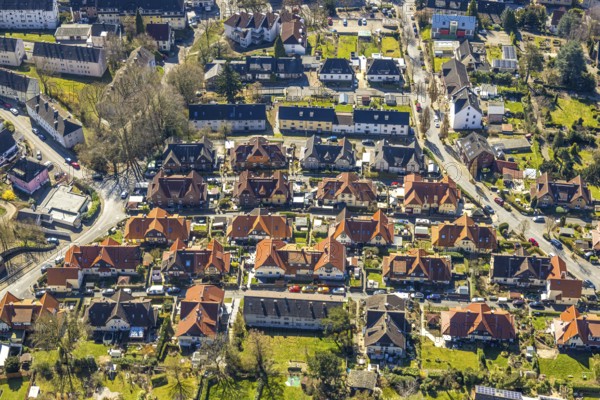 Aerial view, housing estate Stuckenholzhöhe Alt Wetter, architectural monument with red roofs between Bergstraße, Blankstraße, Bredtstraße, Trappenstraße and Stuckenholzstraße, Wetter, Ruhr area, North Rhine-Westphalia, Germany, DE, monument protection, Europe, property tax, real estate, aerial view, aerial photography, aerial photography, sight, overview, bird's-eye view, Wetter (Ruhr), housing estate, housing and living, residential area, residential buildings, housing quality, residential neighbourhood, housing estate, residential area, birds-eyes view, historical, overview