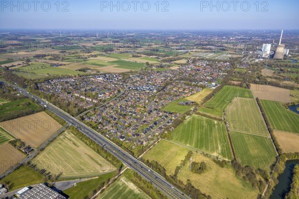 Aerial view, residential area, Stockum district with view to RWE Generation SE power plant Gersteinwerk, Stockum, motorway A1, Werne, Ruhr area, North Rhine-Westphalia, Germany, DE, Europe, property tax, real estate, aerial view, aerial photography, aerial photography, Münsterland, overview, bird's-eye view, residential area, living and living, residential area, residential quality, residential quarter, housing estate, residential area, birds-eyes view, overview