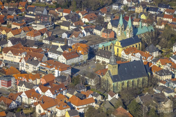 Aerial view, Old Town with St. Walburga Probsteikirche, Old pilgrimage church and pilgrimage basilica Mariä Heimsuchung, Alter Markt, Werl, Soester Börde, North Rhine-Westphalia, Germany, Old Town, place of worship, DE, Europe, religious community, place of worship, holy place, church, parish, denomination, aerial view, aerial photography, aerial photography, religion, religious site, overview, bird's-eye view, Werl Old Town, birds-eyes view, overview