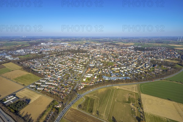 Aerial view, residential area, local view Werl, blue sky with distant view, Soester Börde, North Rhine-Westphalia, Germany, DE, Europe, property tax, real estate, aerial view, aerial photography, aerial photography, overview, bird's-eye view, Werl, wind farm, residential area, housing and living, residential area, residential quality, residential neighbourhood, housing estate, residential area, birds-eyes view, overview