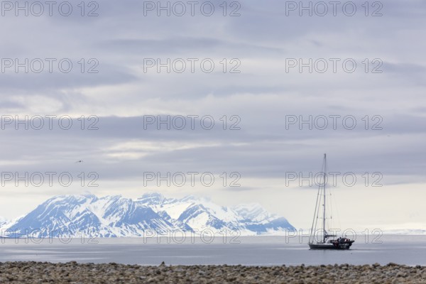 Sailing ship against a mountain backdrop, fjord off Longyearbyen, Spitsbergen, Svalbard
