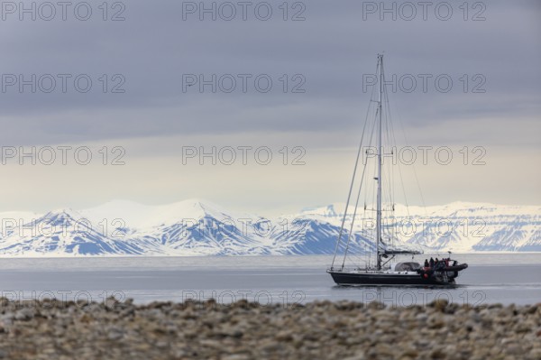 Sailing ship against a mountain backdrop, fjord off Longyearbyen, Spitsbergen, Svalbard