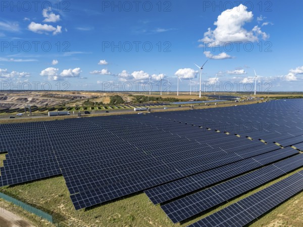 86, 5 MW peak ground-mounted photovoltaic systems, from RWE, with over 141, 000 solar modules, on a verge, over 1 km long, along the A44 motorway near Bedburg, at the Jackerath junction, recultivated open-cast mining site, wind farm north of Titz, North Rhine-Westphalia, Germany