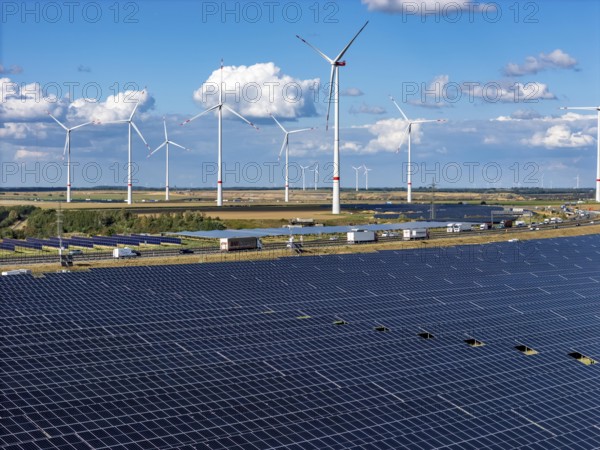 86, 5 MW peak ground-mounted photovoltaic systems, from RWE, with over 141, 000 solar modules, on a verge, over 1 km long, along the A44 motorway near Bedburg, at the Jackerath junction, recultivated open-cast mining site, wind farm north of Titz, North Rhine-Westphalia, Germany