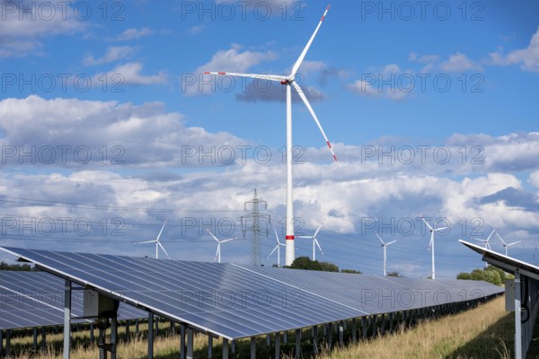 86, 5 MW peak ground-mounted photovoltaic systems, from RWE, with over 141, 000 solar modules, on a verge, over 1 km long, along the A44 motorway near Bedburg, at the Jackerath junction, recultivated open-cast mining site, wind farm north of Titz, North Rhine-Westphalia, Germany