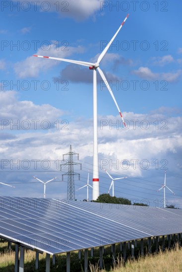 86, 5 MW peak ground-mounted photovoltaic systems, from RWE, with over 141, 000 solar modules, on a verge, over 1 km long, along the A44 motorway near Bedburg, at the Jackerath junction, recultivated open-cast mining site, wind farm north of Titz, North Rhine-Westphalia, Germany