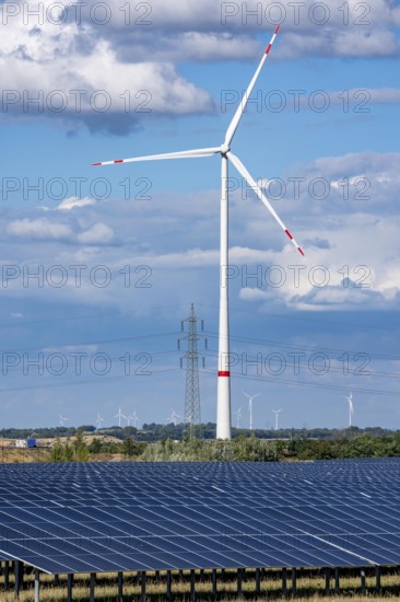 86, 5 MW peak ground-mounted photovoltaic systems, from RWE, with over 141, 000 solar modules, on a verge, over 1 km long, along the A44 motorway near Bedburg, at the Jackerath junction, recultivated open-cast mining site, wind farm north of Titz, North Rhine-Westphalia, Germany