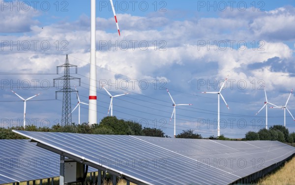86, 5 MW peak ground-mounted photovoltaic systems, from RWE, with over 141, 000 solar modules, on a verge, over 1 km long, along the A44 motorway near Bedburg, at the Jackerath junction, recultivated open-cast mining site, wind farm north of Titz, North Rhine-Westphalia, Germany