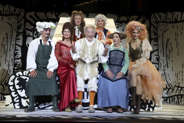 Mario Ramos, Christiane Zander, Harald Effenberg, Dieter Hallervorden, Philip Tiedemann, Peter Lewys Preston, Dagmar Biener and Helen Barke at the photo rehearsal for the play 'Der eingebildet Kranke' at the palace gardens Theatre. Berlin, 02.09.2025