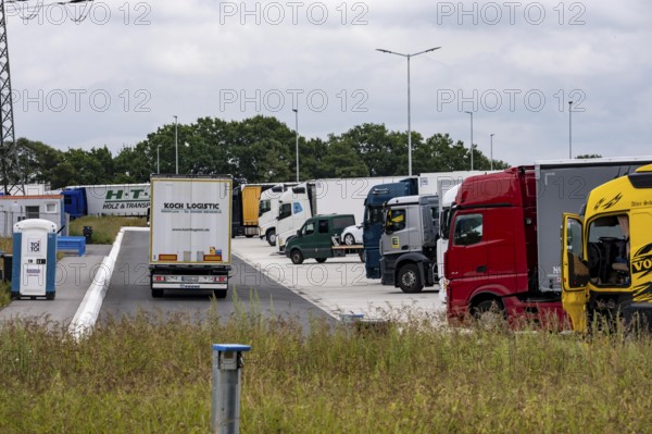 New large service area for trucks on the A1 motorway, largest parking area for trucks in North Rhine-Westphalia, at the Lichtendorf-Süd service area, near Schwerte, 170 trucks now have space at the new service area, cars and trucks park separately, sufficient space for manoeuvring, North Rhine-Westphalia, Germany