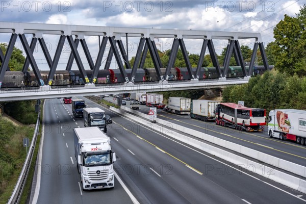 The new railway bridge over the A1 motorway at the Dortmund-Unna motorway junction, steel truss bridge, weighing 2000 tonnes, 124 metre span, new construction due to the widening of the A1 in this area, regional trains, ICE trains and goods trains run here between Dortmund and Soest, North Rhine-Westphalia, Germany