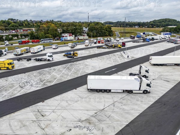 New large service area for trucks on the A1 motorway, largest parking area for trucks in North Rhine-Westphalia, at the Lichtendorf-Süd service area, near Schwerte, 170 trucks now have space at the new service area, cars and trucks park separately, sufficient space for manoeuvring, North Rhine-Westphalia, Germany