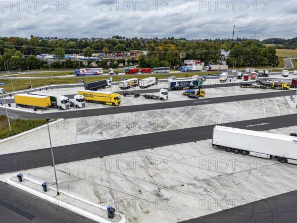 New large service area for trucks on the A1 motorway, largest parking area for trucks in North Rhine-Westphalia, at the Lichtendorf-Süd service area, near Schwerte, 170 trucks now have space at the new service area, cars and trucks park separately, sufficient space for manoeuvring, North Rhine-Westphalia, Germany