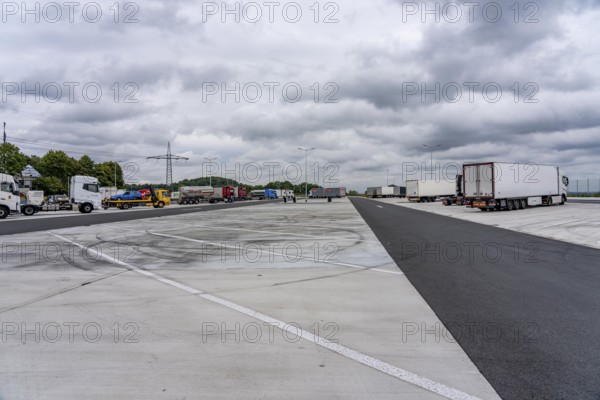 New large service area for trucks on the A1 motorway, largest parking area for trucks in North Rhine-Westphalia, at the Lichtendorf-Süd service area, near Schwerte, 170 trucks now have space at the new service area, cars and trucks park separately, sufficient space for manoeuvring, North Rhine-Westphalia, Germany