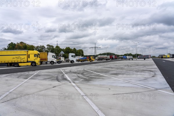New large service area for trucks on the A1 motorway, largest parking area for trucks in North Rhine-Westphalia, at the Lichtendorf-Süd service area, near Schwerte, 170 trucks now have space at the new service area, cars and trucks park separately, sufficient space for manoeuvring, North Rhine-Westphalia, Germany