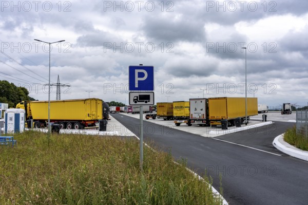New large service area for trucks on the A1 motorway, largest parking area for trucks in North Rhine-Westphalia, at the Lichtendorf-Süd service area, near Schwerte, 170 trucks now have space at the new service area, cars and trucks park separately, sufficient space for manoeuvring, North Rhine-Westphalia, Germany
