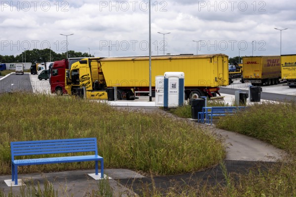 New large service area for trucks on the A1 motorway, largest parking area for trucks in North Rhine-Westphalia, at the Lichtendorf-Süd service area, near Schwerte, 170 trucks now have space at the new service area, cars and trucks park separately, sufficient space for manoeuvring, North Rhine-Westphalia, Germany