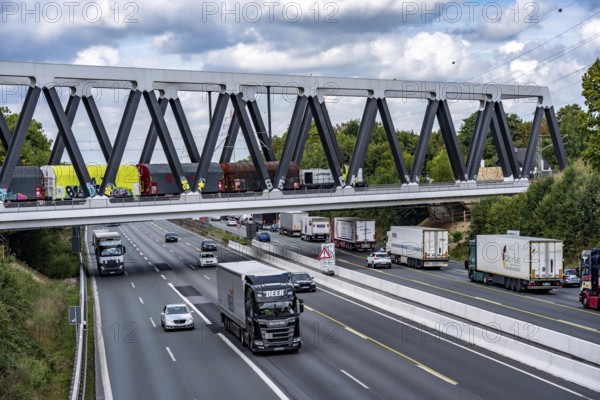 The new railway bridge over the A1 motorway at the Dortmund-Unna motorway junction, steel truss bridge, weighing 2000 tonnes, 124 metre span, new construction due to the widening of the A1 in this area, regional trains, ICE trains and goods trains run here between Dortmund and Soest, North Rhine-Westphalia, Germany