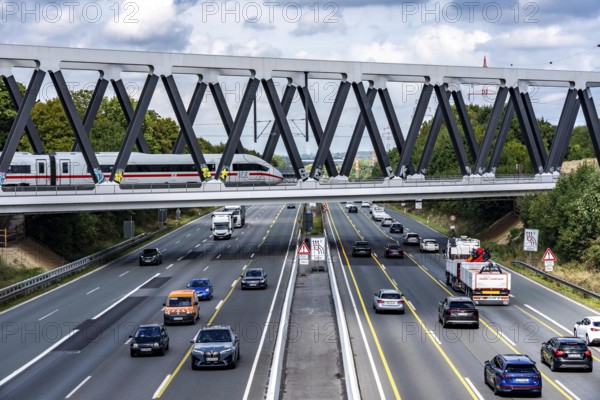 The new railway bridge over the A1 motorway at the Dortmund-Unna motorway junction, steel truss bridge, weighing 2000 tonnes, 124 metre span, new construction due to the widening of the A1 in this area, regional trains, ICE trains and goods trains run here between Dortmund and Soest, North Rhine-Westphalia, Germany