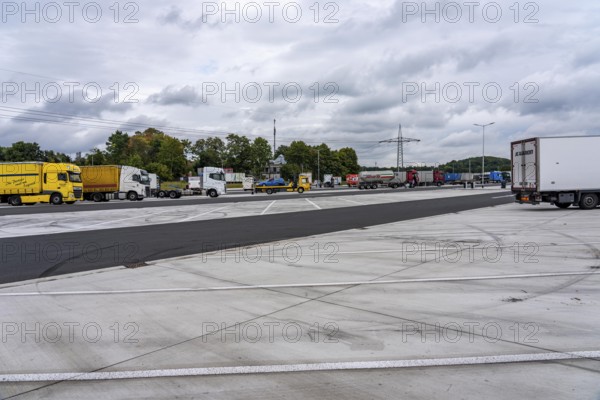 New large service area for trucks on the A1 motorway, largest parking area for trucks in North Rhine-Westphalia, at the Lichtendorf-Süd service area, near Schwerte, 170 trucks now have space at the new service area, cars and trucks park separately, sufficient space for manoeuvring, North Rhine-Westphalia, Germany