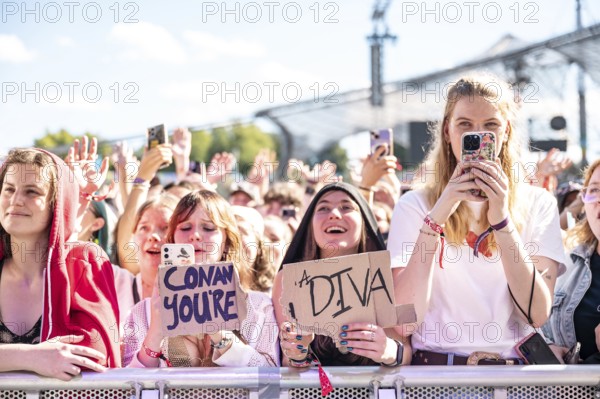Festival visitors celebrate with Conan Gray at the Superbloom Festival and hold up signs, day 2 in the Olympic Park, Munich, 31/08/2025
