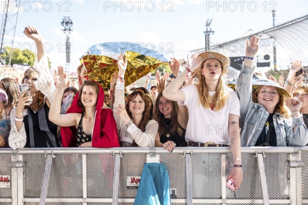 Festival visitors celebrate with Conan Gray at the Superbloom Festival, day 2 in the Olympiapark, Munich, 31/08/2025