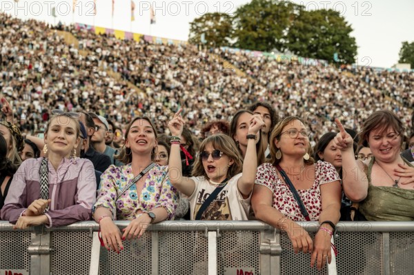 Festival visitors celebrate with Shawn Mendes at the Superbloom Festival, day 2 at the Olympiapark, Munich, 31/08/2025