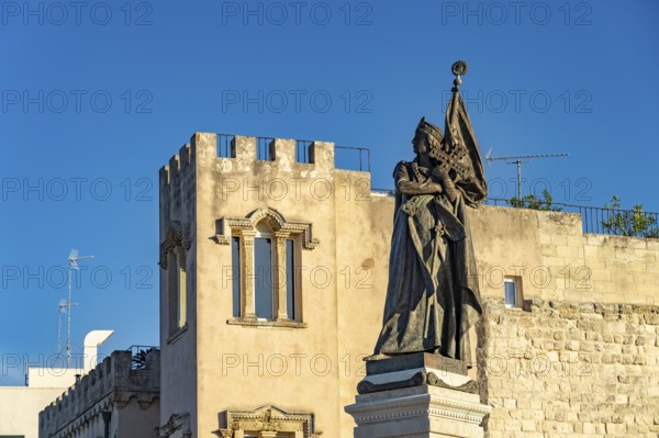 Statue on the Monumento agli Eroi e ai Martiri Otrantini del 1480 in front of the historic centre of Otranto, Apulia, Italy