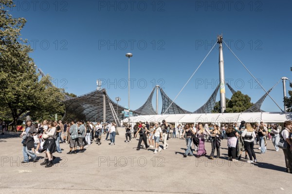Festival visitors at the entrance to the Superbloom Festival, day 2 in the Olympiapark, Munich, 31-08-2025