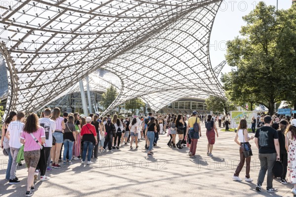 Festival visitors waiting for admission to the Superbloom Festival, day 2 at the Olympiapark, Munich, 31-08-2025