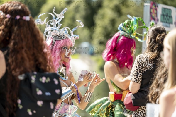 Festival visitors are made up with glitter at the Superbloom Festival, Day 2 in the Olympic Park, Munich, 31-08.2025