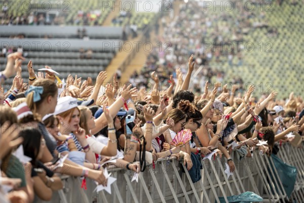 Festival visitors celebrate with the band 01099 at the Superbloom Festival, day 2 in the Olympiapark, Munich, 31-08.2025