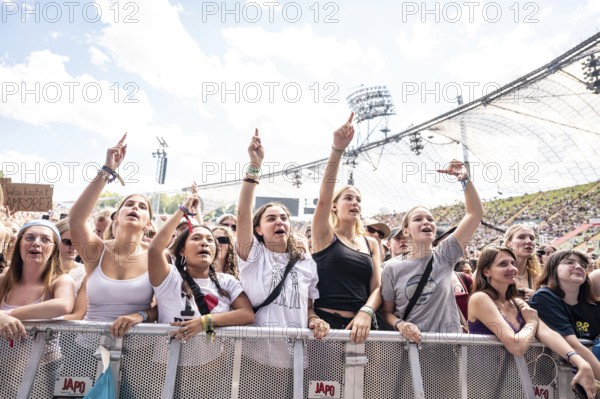 Festival visitors celebrate with the band 01099 at the Superbloom Festival, day 2 in the Olympiapark, Munich, 31-08.2025